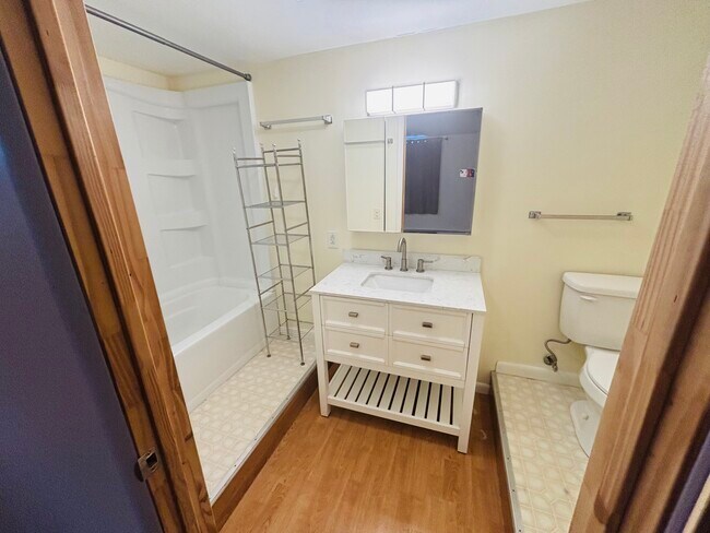 Building Photo - 135 Simsbury Dr