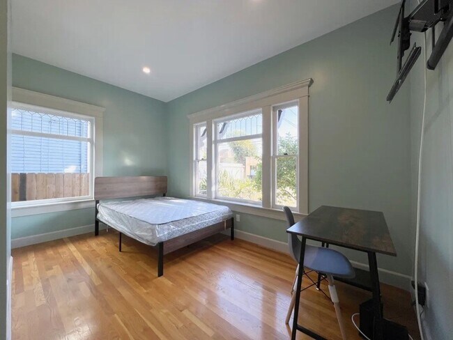 Building Photo - 929 W 23rd St