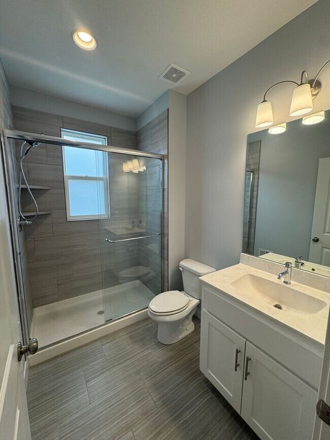 Building Photo - Luxury 5BR 4 BA Home w/ Pool and Clubhouse Access in GREAT location!