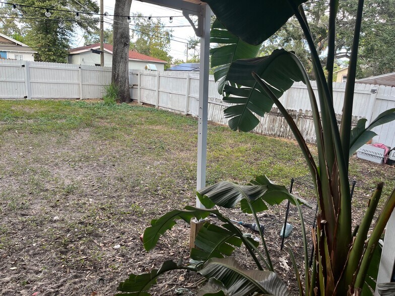 Building Photo - 821 Newton Ave S