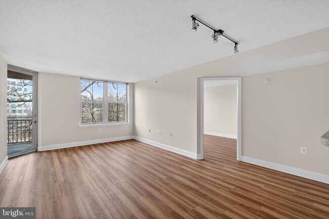 Building Photo - 11800 Sunset Hills Rd