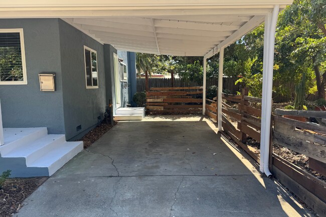 Building Photo - Spacious Colonial Heights Bungalow