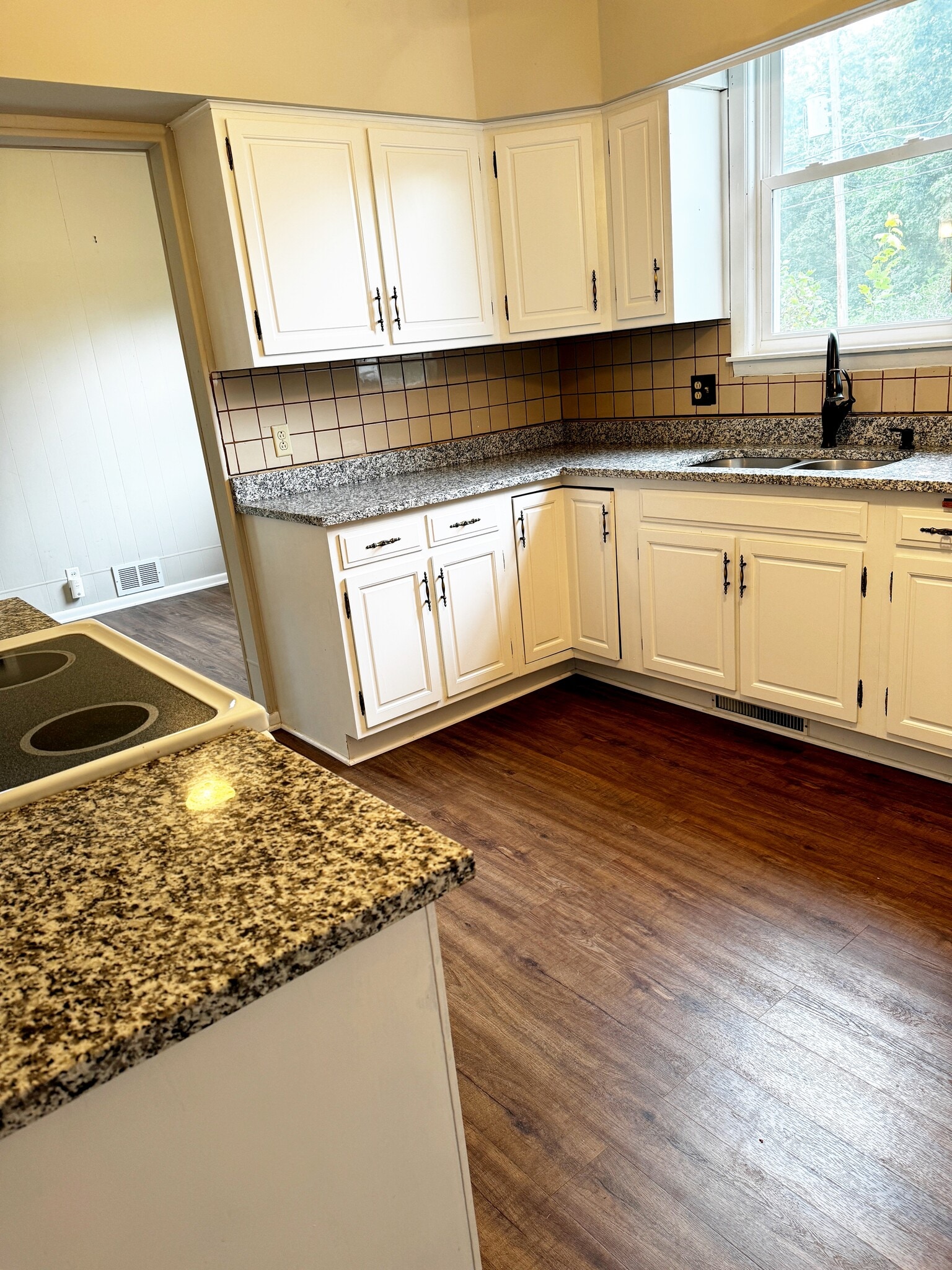Kitchen with seating area - 227 N California St