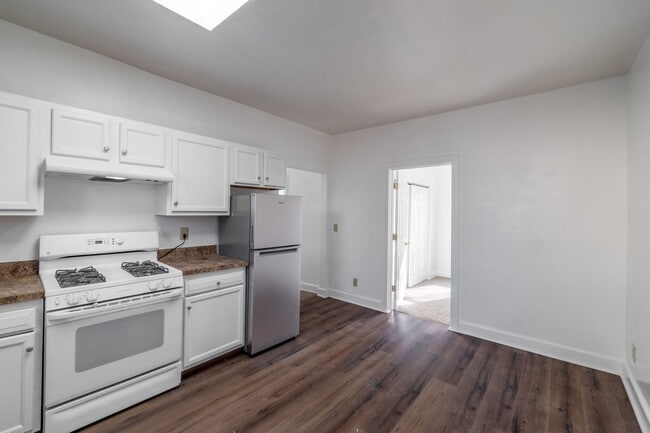 Building Photo - Spacious 4 Bedroom 2 Full Baths Available Kenosha