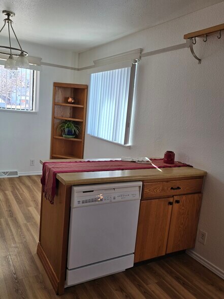 Dishwasher in island - 12103 Viewpoint Dr