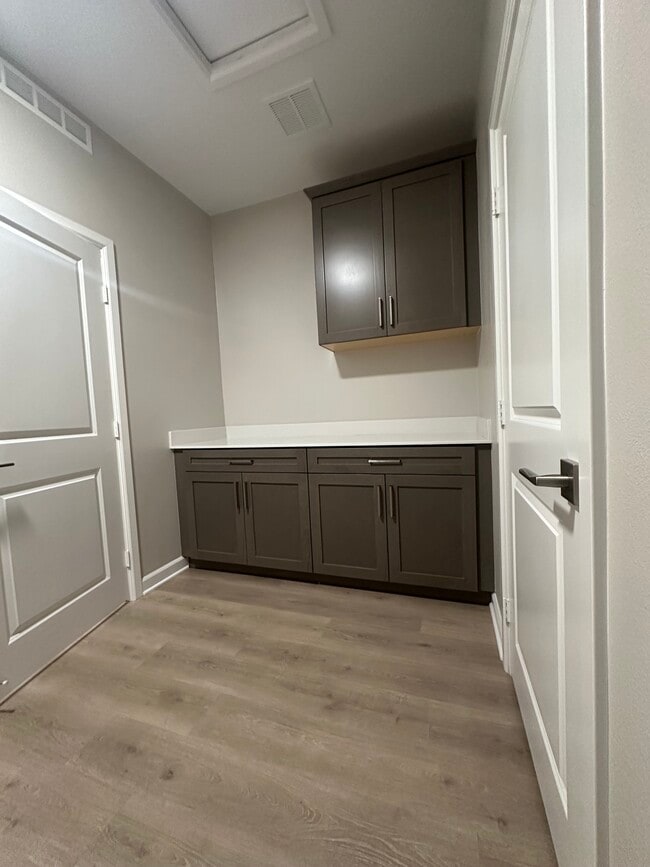 Building Photo - 2055 Woolem Pl