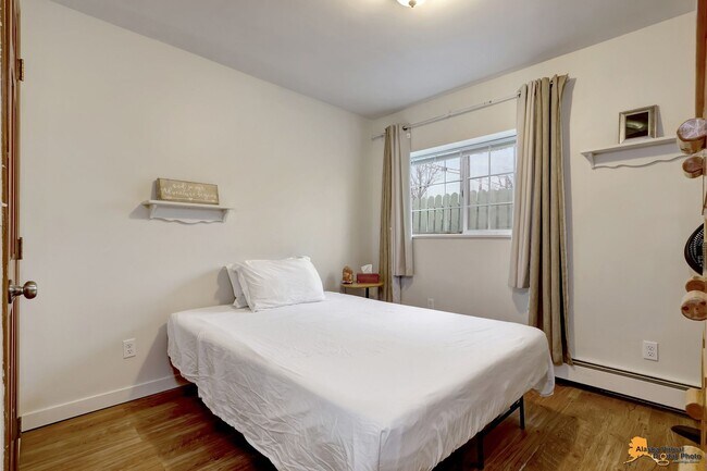 Building Photo - Fully Furnished 3BR Home | Utilities Included | Prime Downtown Location