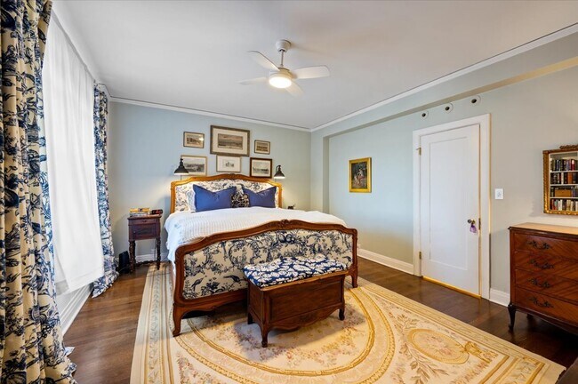 Building Photo - 2130 N Lincoln Park W