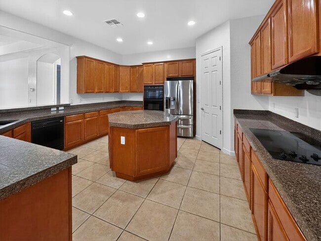 Building Photo - Spacious 3 car garage home at Paseo Trail!