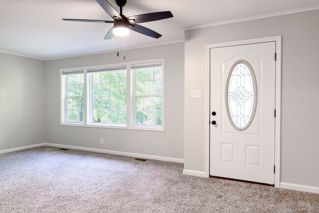 Building Photo - Charming Three Bedroom Home with Natural P...