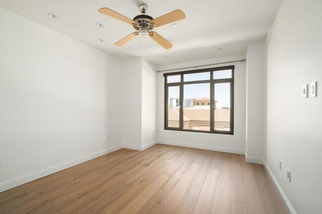 Building Photo - 7181 E Camelback Rd