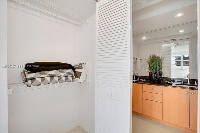 Building Photo - 6917 Collins Ave