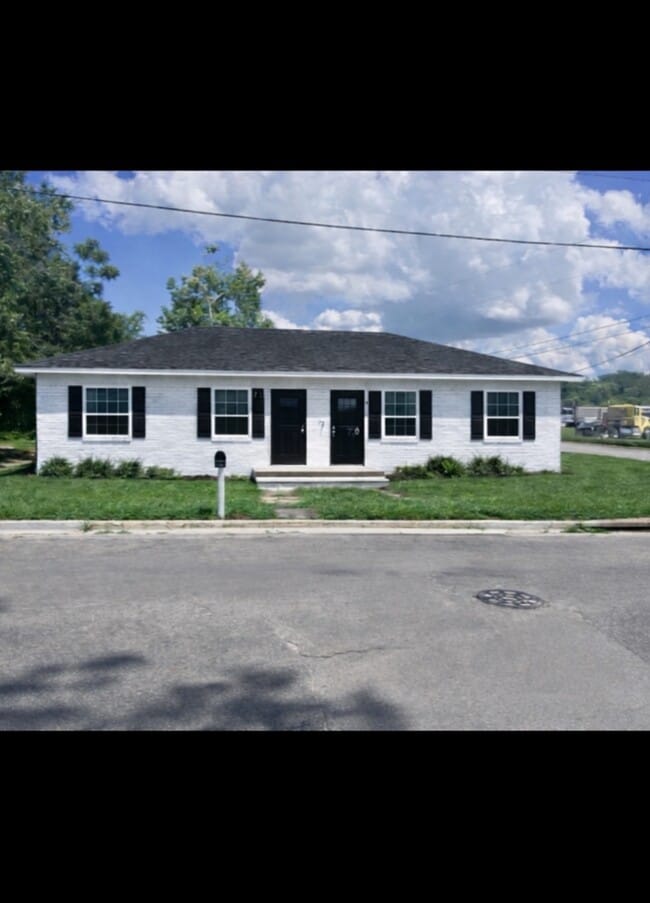 Building Photo - 649 Rowe St SE