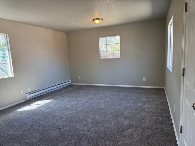 Building Photo - Near the heart of downtown 3 bedroom, 2 ba...