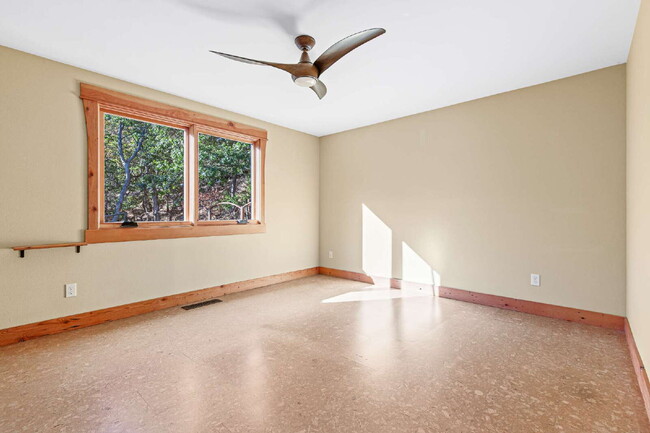 Building Photo - 970 Elkader St