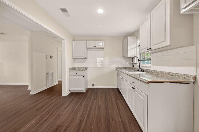 Building Photo - 5830 Southlea St