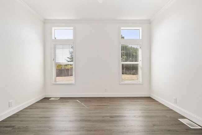 Building Photo - 517 Calabasas Rd