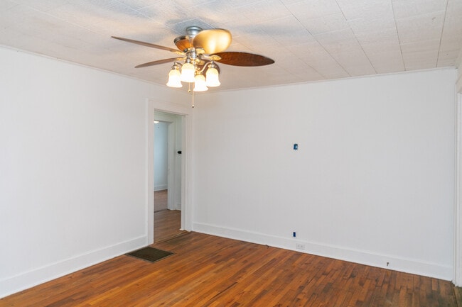 Building Photo - 105 Burns St