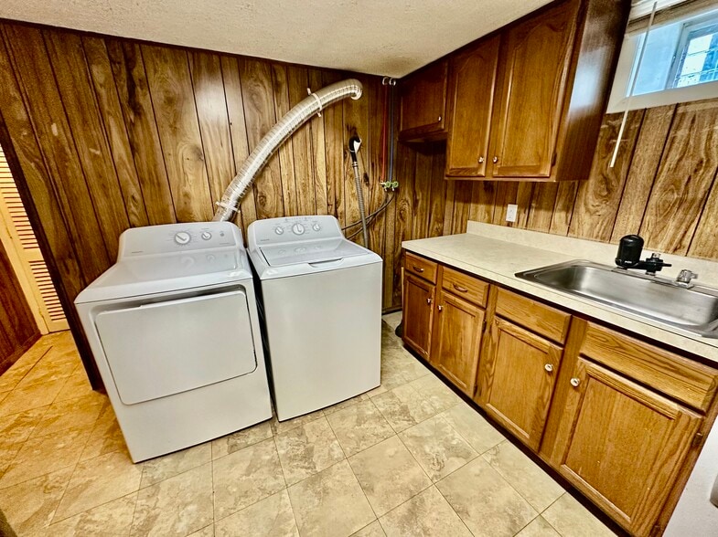 BASEMENT LAUNDRY - 10 Vernon Ave
