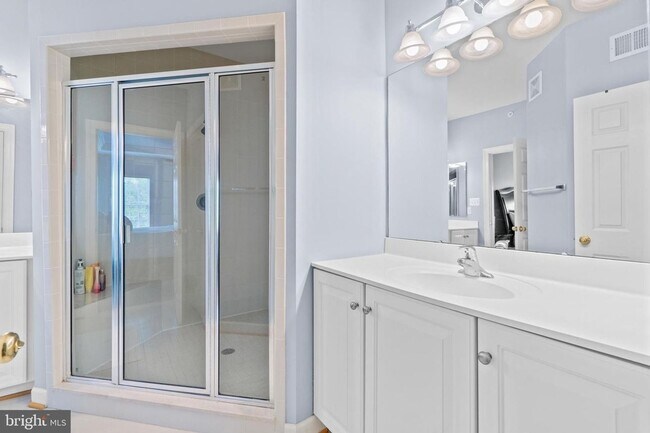 Building Photo - POTOMAC CLUB - SECONDS TO STONEBRIDGE