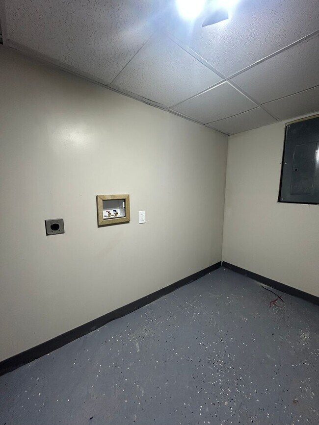 Building Photo - 320 Maclay St