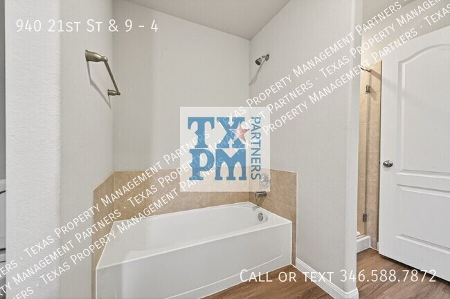 Building Photo - 940 21st St