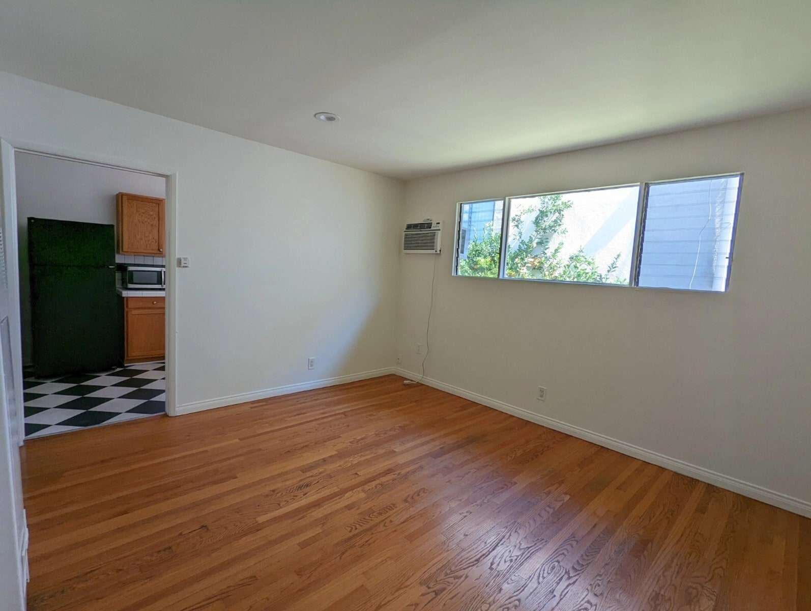 Building Photo - 1331 N Poinsettia Pl