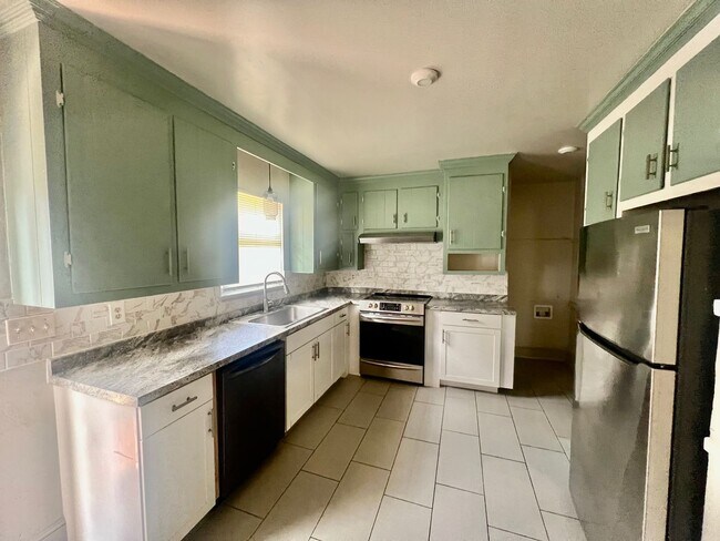 Building Photo - This Beautiful 4 bed 2.5 bath brick ranch ...