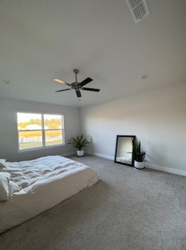 Building Photo - Beautiful 3/2/2 in Sawmill creek community! Lawn care included, water view, community pool...