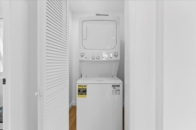 Building Photo - 4017 1/2 Mont Clair St-