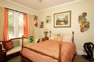 Building Photo - The Lindsay Furnished Apartments
