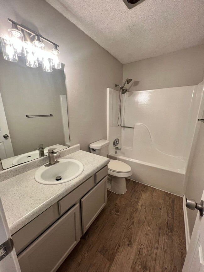Building Photo - Newly Renovated Duplex - Northwest San Ant...