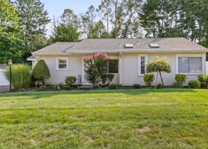 Primary Photo - 4 Hellstrom Rd