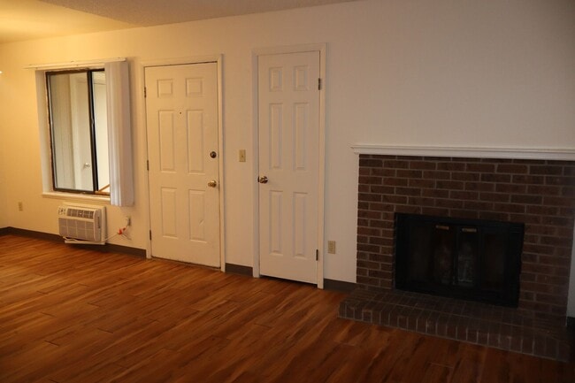 Building Photo - Charming Garden-Level Condo in the Heart o...