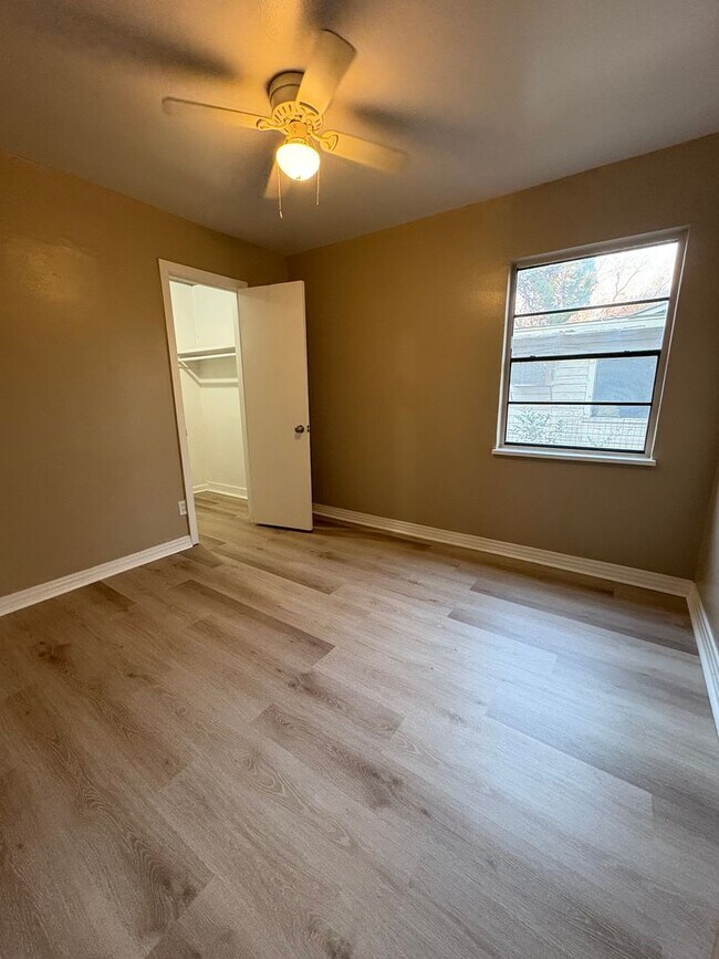 Building Photo - Amazing 4 bedroom/2 bath Home with Fireplace and Central Air & Heat!