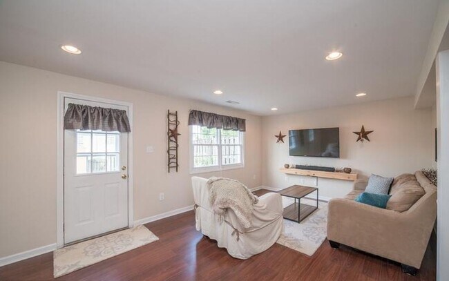 Building Photo - Well maintained 3 bedroom townhouse in established Frederick community ready early May!
