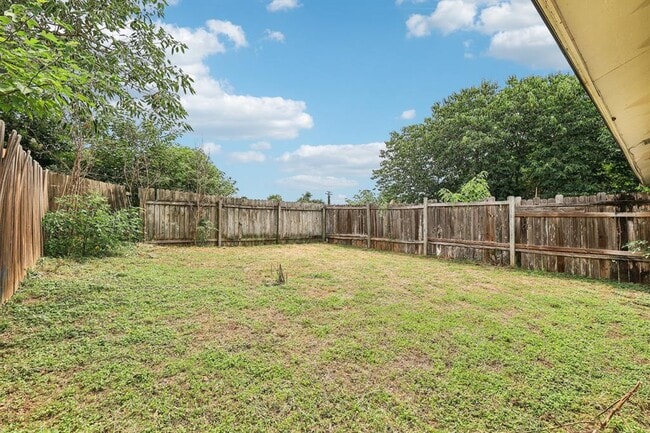 Building Photo - 4003 Stonebridge Dr