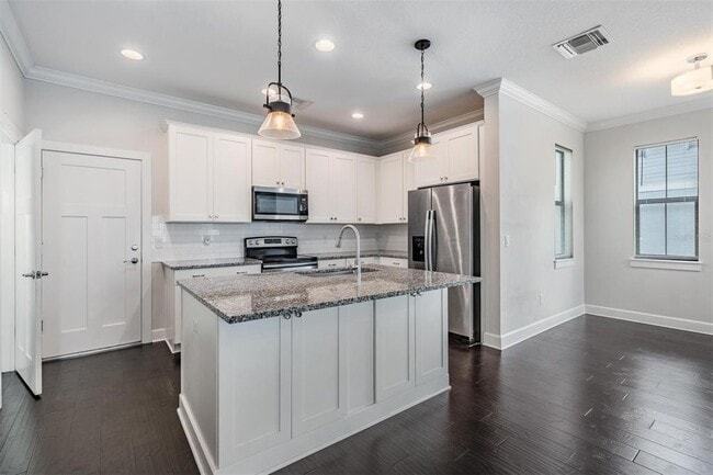 Building Photo - 845 Aurora Way