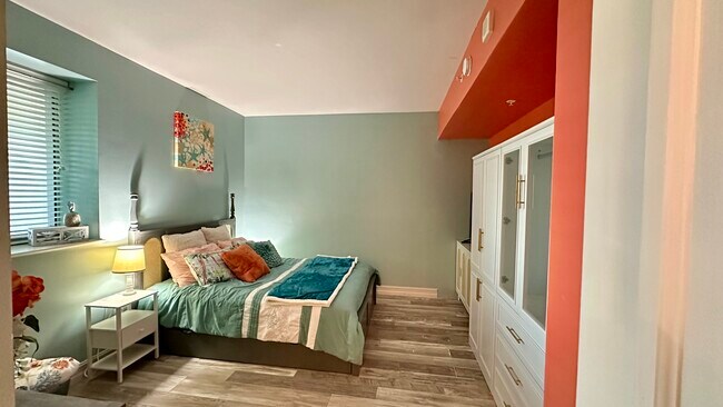 Building Photo - 3000 Oasis Grand Blvd