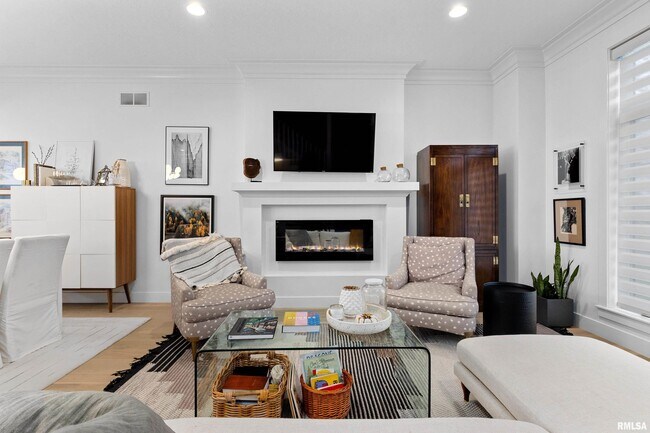 Building Photo - 824 W Moss Ave