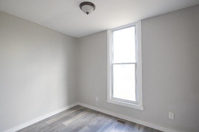Building Photo - 2028 Lexington Ave