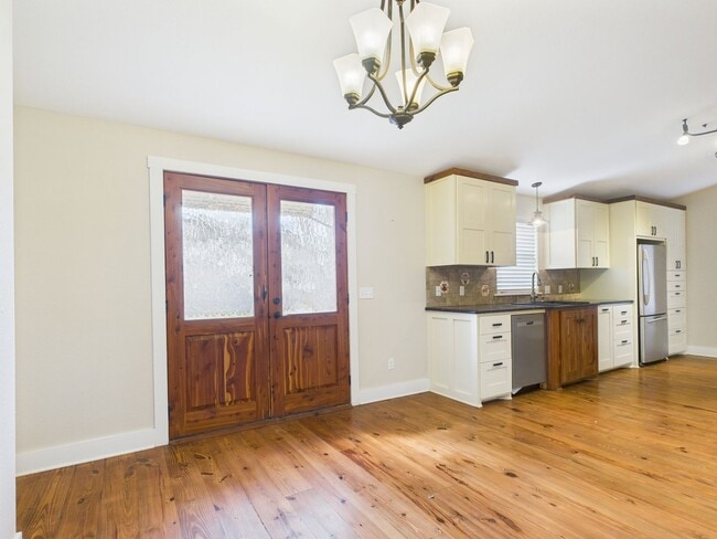 Building Photo - Adorable Bunglow