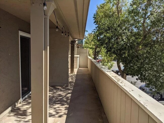 Building Photo - 7150 Rainbow Dr