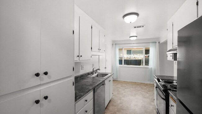 Building Photo - 3bed/2bath home available now!