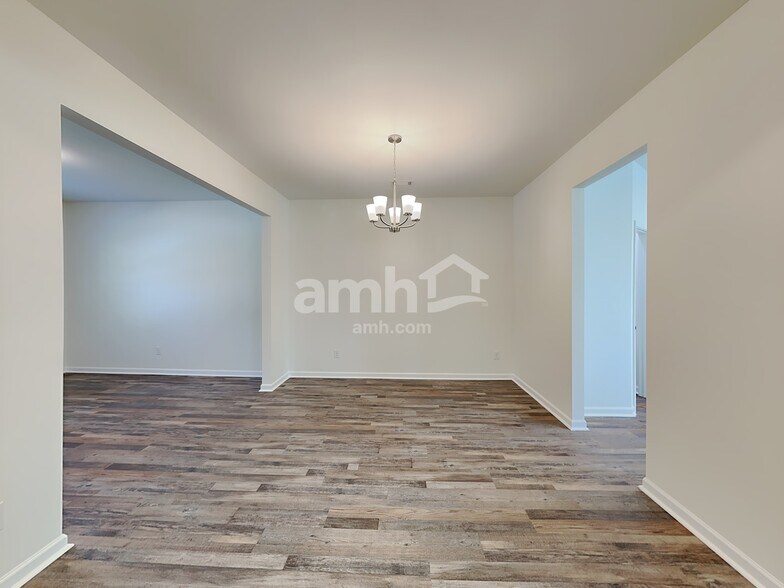 Building Photo - 290 Maxton Ave