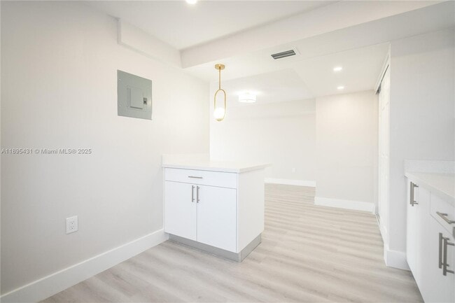Building Photo - 6960 Rue Vendome