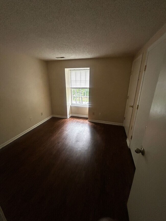 Building Photo - Freshly Renovated 3BR Condo Steps from UNC...