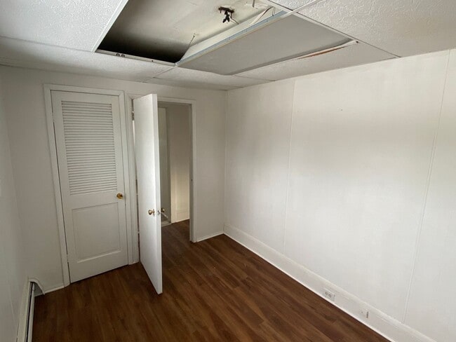 Building Photo - 3 Bedroom house available now!