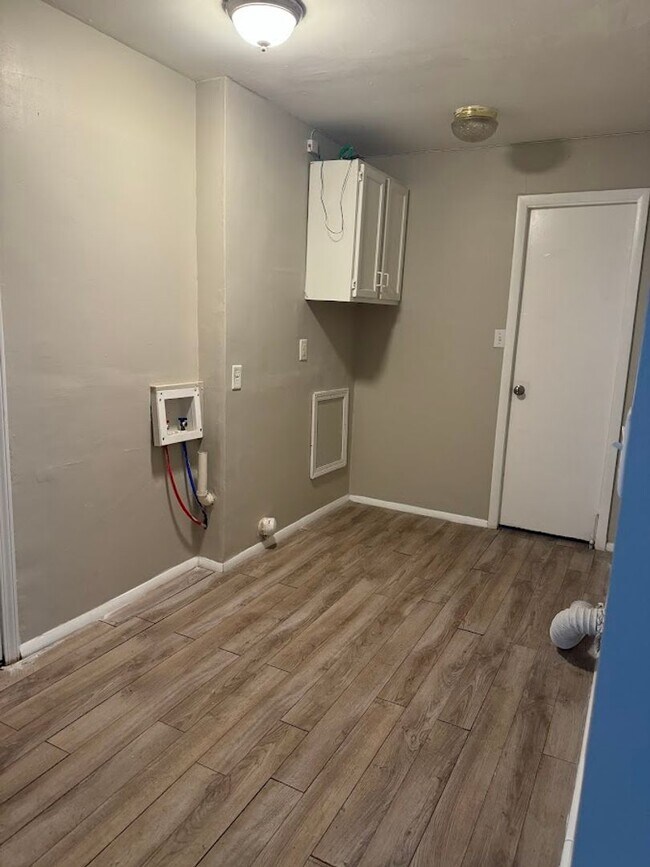 Building Photo - Beautiful Three Bedroom Single Family Home...