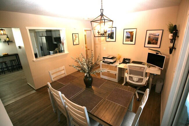 Building Photo - 7 Twin Oak Ct